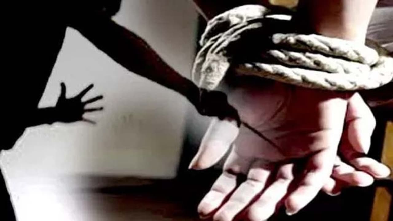 లెక్క‌ల మాస్టార్ ను చెట్టుకు క‌ట్టేసి కొట్టిన విద్యార్థులు.. అస‌లేం జ‌రిగిందంటే..? 