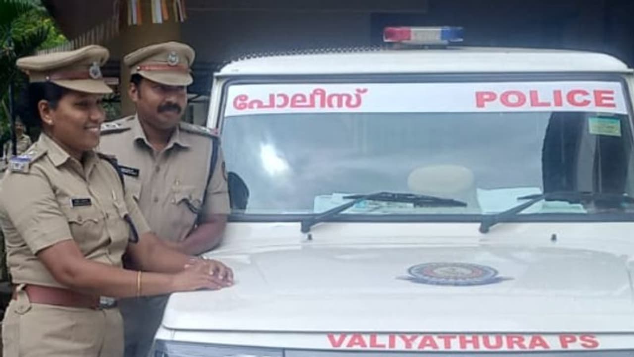  'കാക്കിക്കുള്ളിലെ പ്രണയം പൂവണിഞ്ഞു' വലിയതുറ സ്റ്റേഷനിലെ 'എസ്ഐ' ദമ്പതികൾ