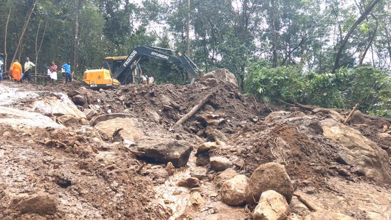 అరుణాచల్ ప్రదేశ్ లో విరిగిపడ్డ కొండచరియలు..సైనికుడి వీరమరణం..నదిలో పడ్డ ఆర్మీ ట్రక్ అరుణాచల్ ప్రదేశ్ లో విరిగిపడ్డ కొండచరియలు..సైనికుడి వీరమరణం..నదిలో పడ్డ ఆర్మీ ట్రక్