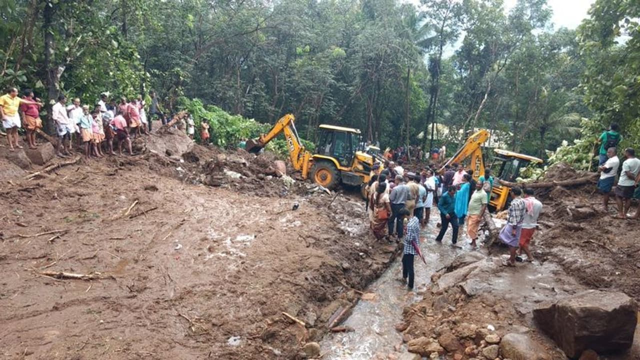 కేరళలో దంచికొడుతున్న వానలు.. నీట మునిగిన కొచ్చి.. ఐదు రోజుల పాటు వర్షాలు పడే ఛాన్స్.. కేరళలో దంచికొడుతున్న వానలు.. నీట మునిగిన కొచ్చి.. ఐదు రోజుల పాటు వర్షాలు పడే ఛాన్స్..