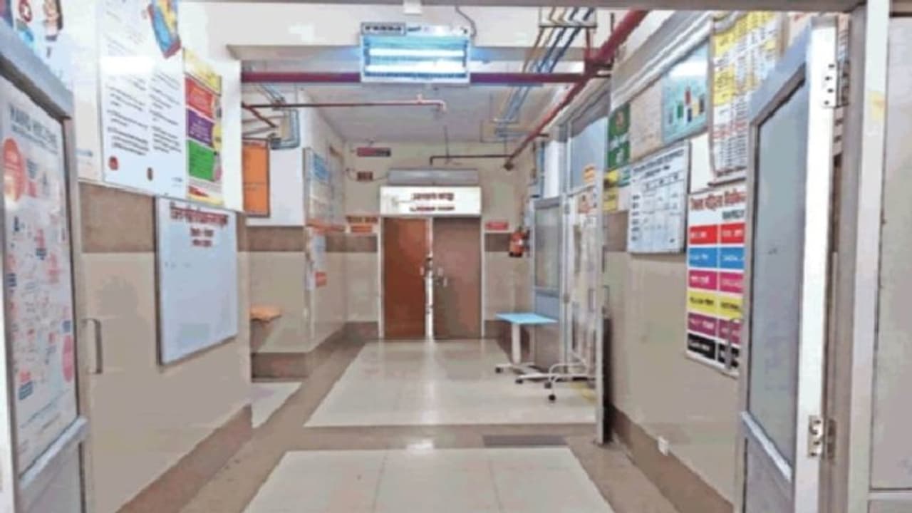 मुजफ्फरनगर: डिलीवरी के बाद होती रही ब्लीडिंग, स्टॉफ ने नहीं ली सुध, 6 महिलाओं की बिगड़ी हालत और 2 की मौत मुजफ्फरनगर: डिलीवरी के बाद होती रही ब्लीडिंग, स्टॉफ ने नहीं ली सुध, 6 महिलाओं की बिगड़ी हालत और 2 की मौत