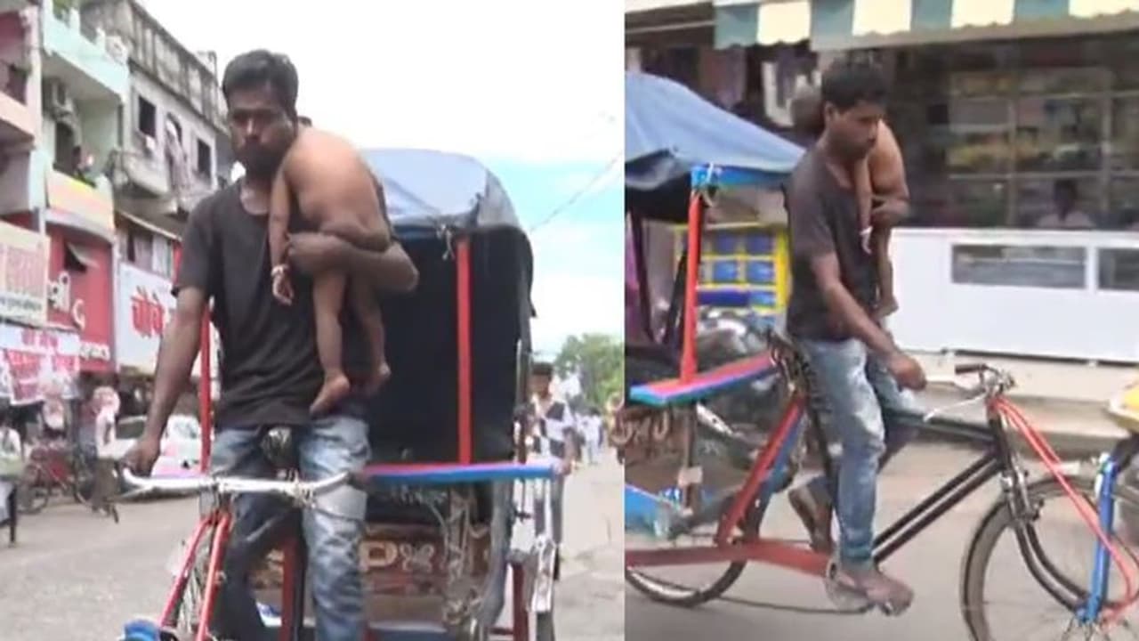 ಓಡಿಹೋದ ಪತ್ನಿ: ಪುಟ್ಟ ಕಂದನ ಹೆಗಲಲ್ಲಿರಿಸಿಕೊಂಡು ಸೈಕಲ್ ರಿಕ್ಷಾ ಓಡಿಸ್ತಿರುವ ಅಪ್ಪ