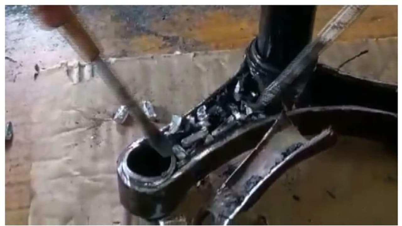 സ്വര്ണ്ണക്കട്ടകള് മെര്ക്കുറി പൂശി സൈക്കിളിനുള്ളില് കടത്താന് ശ്രമം, കരിപ്പൂരില് 3 പേര് പിടിയില് സ്വര്ണ്ണക്കട്ടകള് മെര്ക്കുറി പൂശി സൈക്കിളിനുള്ളില് കടത്താന് ശ്രമം, കരിപ്പൂരില് 3 പേര് പിടിയില്