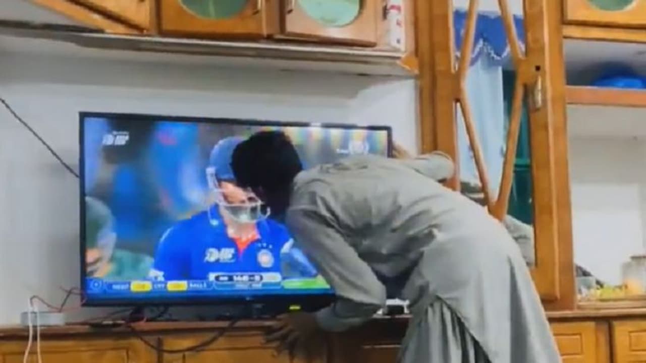 ಪಾಕಿಸ್ತಾನ ಮಣಿಸಿದ ಹಾರ್ದಿಕ್ ಪಾಂಡ್ಯಗೆ ಟಿವಿ ಪರದೆ ಮೇಲೆ ಮುತ್ತಿಕ್ಕಿದ ಆಫ್ಘಾನಿಸ್ತಾನ ಫ್ಯಾನ್! ಪಾಕಿಸ್ತಾನ ಮಣಿಸಿದ ಹಾರ್ದಿಕ್ ಪಾಂಡ್ಯಗೆ ಟಿವಿ ಪರದೆ ಮೇಲೆ ಮುತ್ತಿಕ್ಕಿದ ಆಫ್ಘಾನಿಸ್ತಾನ ಫ್ಯಾನ್!