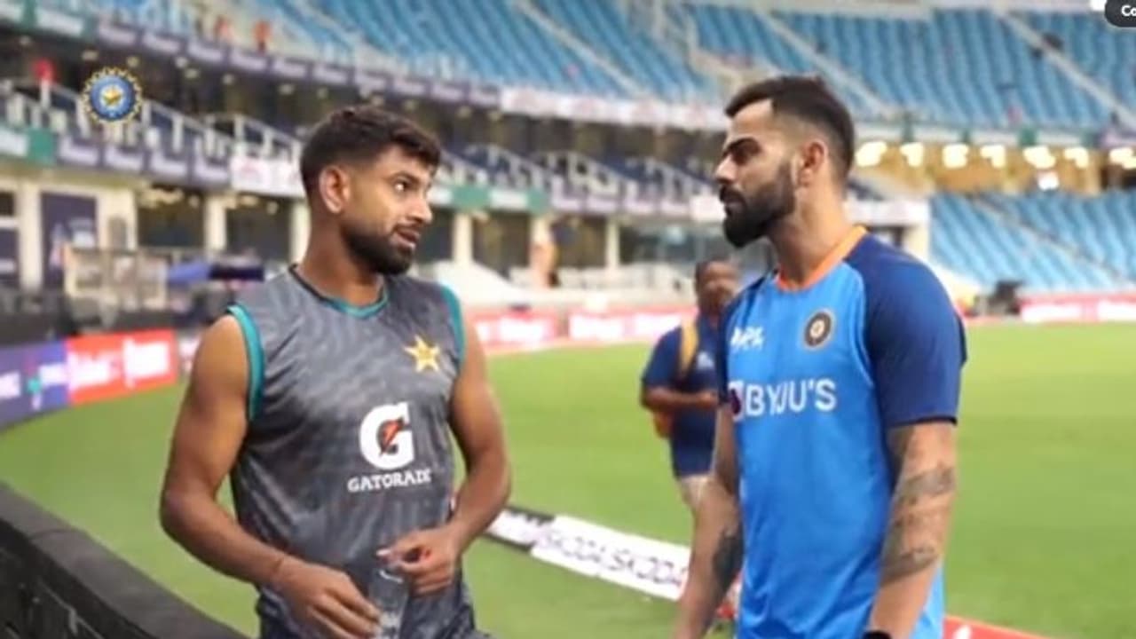 Asia Cup 2022: ಪಾಕ್ ವೇಗಿ ರೌಫ್ಗೆ ಆಟೋಗ್ರಾಫ್ ಜೆರ್ಸಿ ಗಿಫ್ಟ್ ನೀಡಿದ ವಿರಾಟ್ ಕೊಹ್ಲಿ..! Asia Cup 2022: ಪಾಕ್ ವೇಗಿ ರೌಫ್ಗೆ ಆಟೋಗ್ರಾಫ್ ಜೆರ್ಸಿ ಗಿಫ್ಟ್ ನೀಡಿದ ವಿರಾಟ್ ಕೊಹ್ಲಿ..!