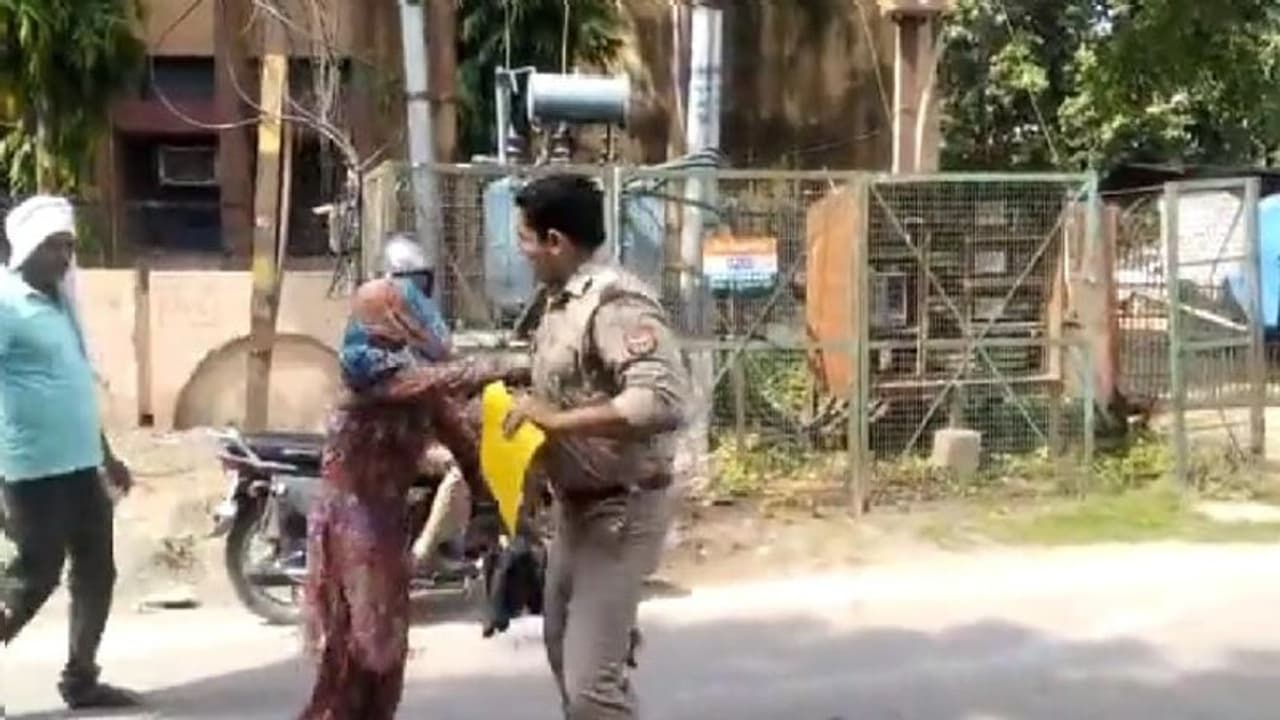 बरेली: जूते चप्पलों का हार लेकर एसएसपी ऑफिस पहुंची महिला ने उठाया ऐसा कदम, देखने वाले रह गए सन्न