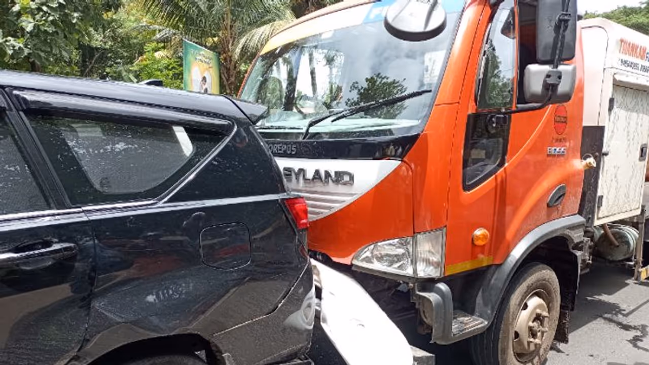 അർത്തുങ്കൽ ബൈപ്പാസിൽ സിഗ്നൽ കാത്തുകിടന്ന വാഹനങ്ങൾക്ക് പിന്നിലേക്ക് ടാങ്കർ ലോറി ഇടിച്ചുകയറി