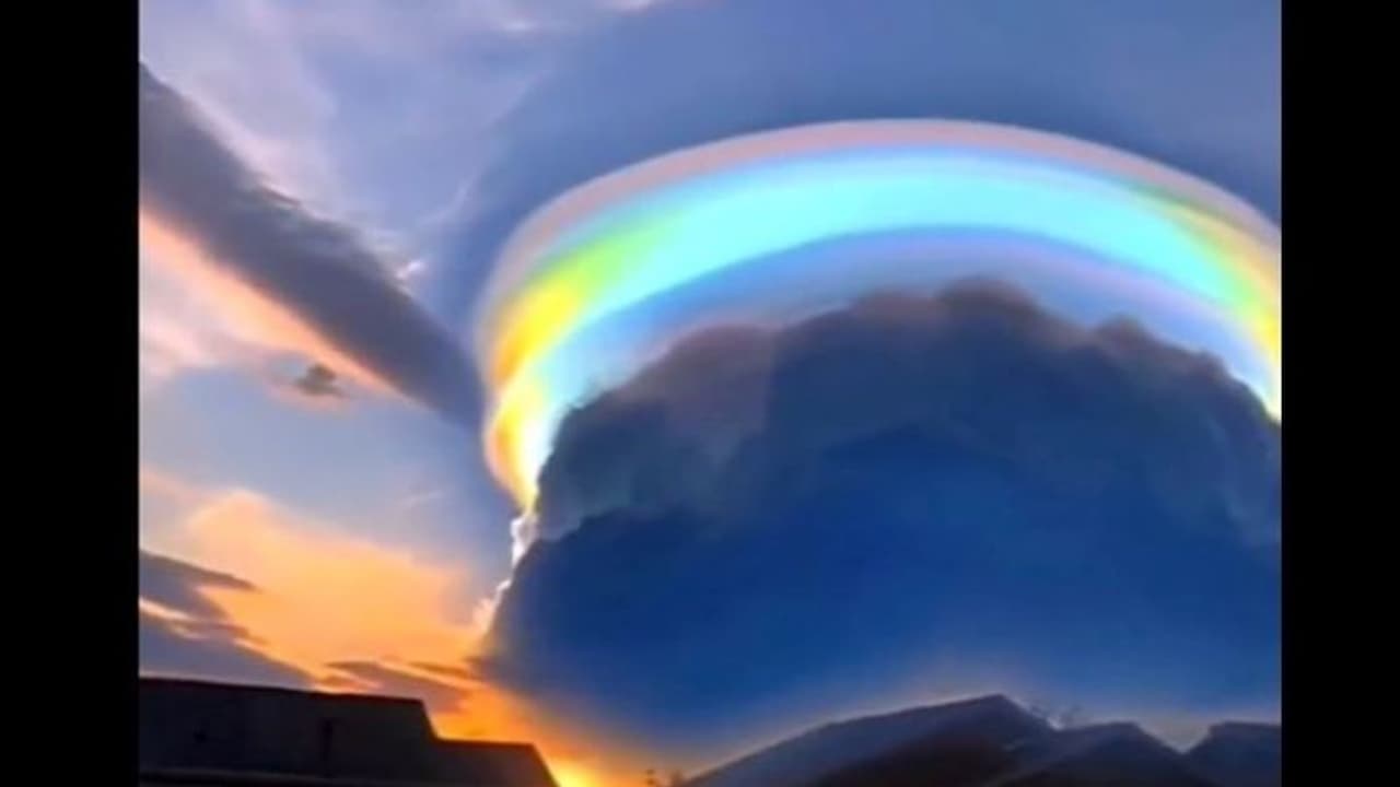 आकाश में इंद्रधनुषी बादल का दिखा चमत्कारी नजारा.. यूजर्स एक फिल्म का जिक्र करते हुए बोले ये एलियंस का काम 