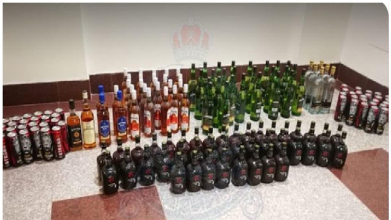 വന് മദ്യശേഖരവുമായി പ്രവാസി പിടിയില്; നടപടിയെടുത്ത് അധികൃതര് വന് മദ്യശേഖരവുമായി പ്രവാസി പിടിയില്; നടപടിയെടുത്ത് അധികൃതര്