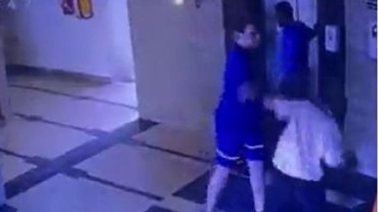 అమానవీయం: సాయం చేసిన సెక్యూరిటీ గార్డుపై దాడి.. తీవ్ర ఆగ్రహం వ్యక్తం చేస్తున్న నెటిజన్స్