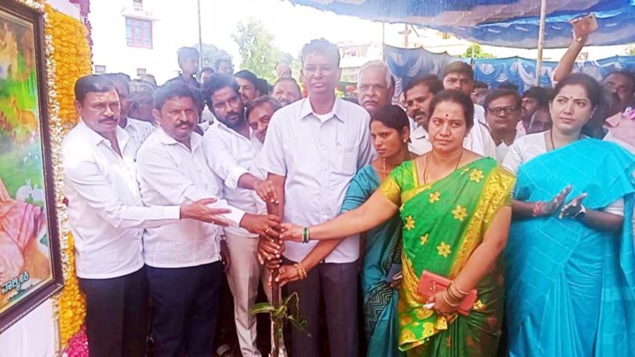 ಮಕ್ಕಳಿಗೆ ಕಡ್ಡಾಯವಾಗಿ ಶಿಕ್ಷಣ ನೀಡಲು ಗಮನಹರಿಸಿ: ಸತೀಶ್ ಜಾರಕಿಹೊಳಿ ಸಲಹೆ ಮಕ್ಕಳಿಗೆ ಕಡ್ಡಾಯವಾಗಿ ಶಿಕ್ಷಣ ನೀಡಲು ಗಮನಹರಿಸಿ: ಸತೀಶ್ ಜಾರಕಿಹೊಳಿ ಸಲಹೆ