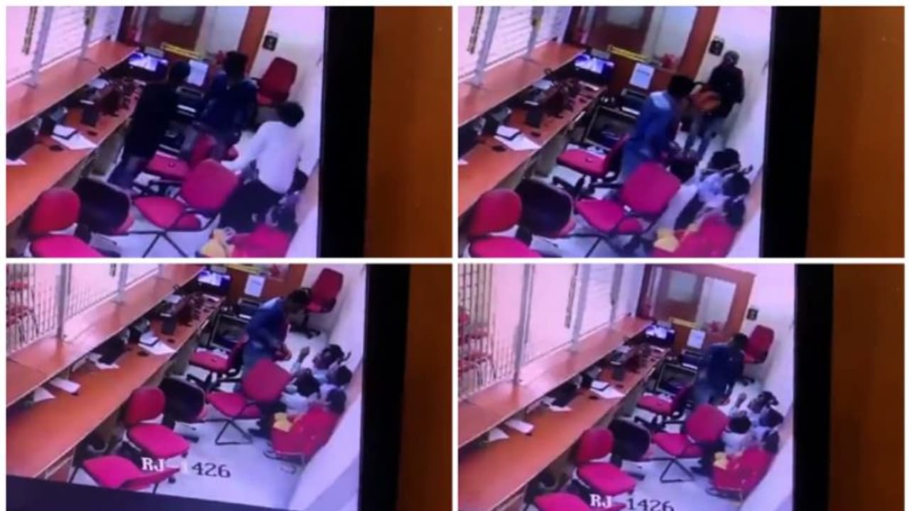 മണപ്പുറം ഉദയ്പൂർ ശാഖയിൽ വൻ കവർച്ച, ജീവനക്കാരെ തോക്കിൻമുനയിൽ നിർത്തി 24 കിലോ സ്വർണവും 10ലക്ഷം രൂപയും കവർന്നു മണപ്പുറം ഉദയ്പൂർ ശാഖയിൽ വൻ കവർച്ച, ജീവനക്കാരെ തോക്കിൻമുനയിൽ നിർത്തി 24 കിലോ സ്വർണവും 10ലക്ഷം രൂപയും കവർന്നു