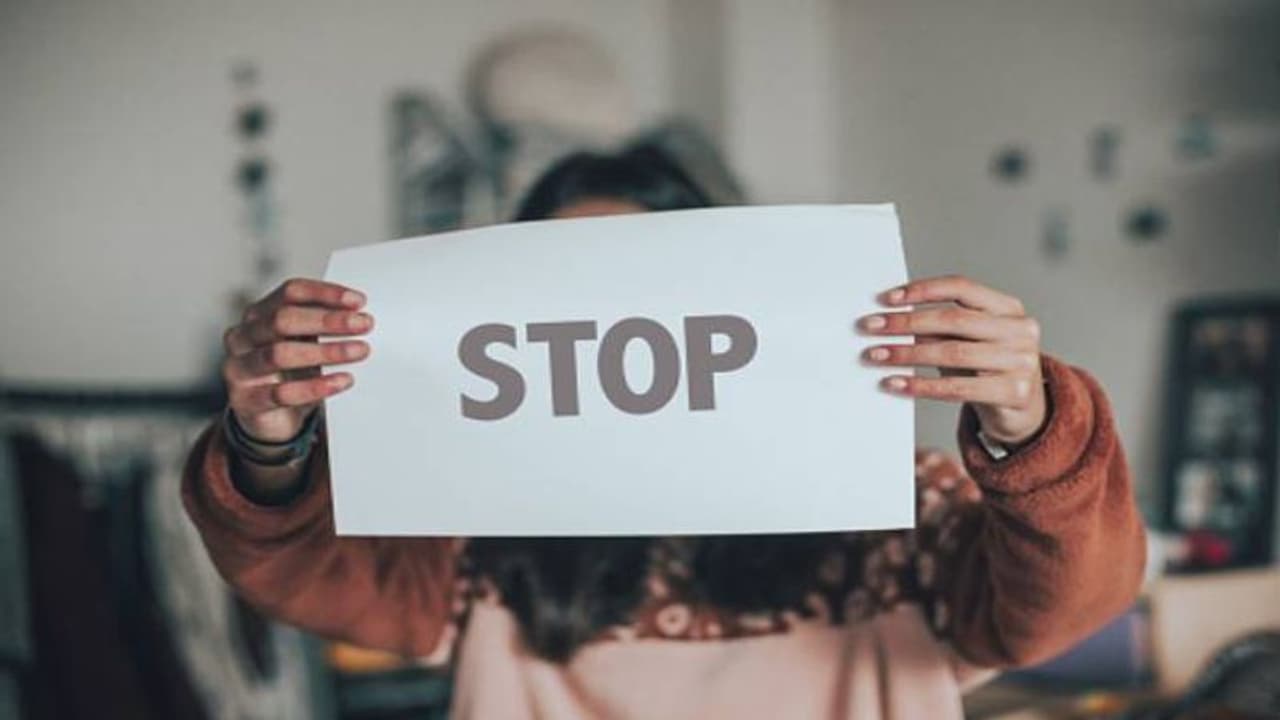 മൂന്നര വയസ്സുകാരിയെ വാഹനത്തിനുള്ളിൽ വച്ച് ബലാത്സംഗം ചെയ്ത് സ്കൂൾ ബസ് ഡ്രൈവര്‍, ക്രൂരത ആയ നോക്കി നിൽക്കെ