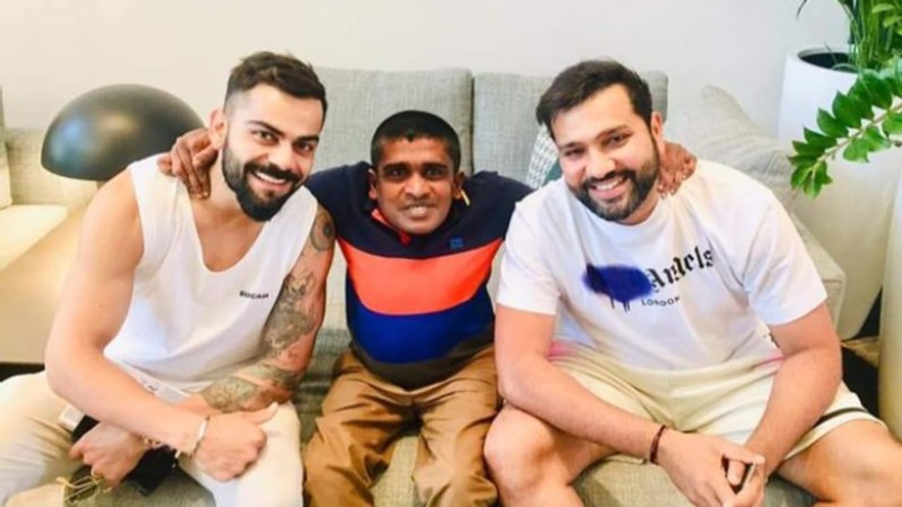 സൗഹൃദച്ചിരി! ലങ്കയുടെ കട്ട ഫാന് വീണ്ടും കോലിക്കൊപ്പം, കൂട്ടിന് രോഹിത്തും; ചിത്രം വൈറല് സൗഹൃദച്ചിരി! ലങ്കയുടെ കട്ട ഫാന് വീണ്ടും കോലിക്കൊപ്പം, കൂട്ടിന് രോഹിത്തും; ചിത്രം വൈറല്