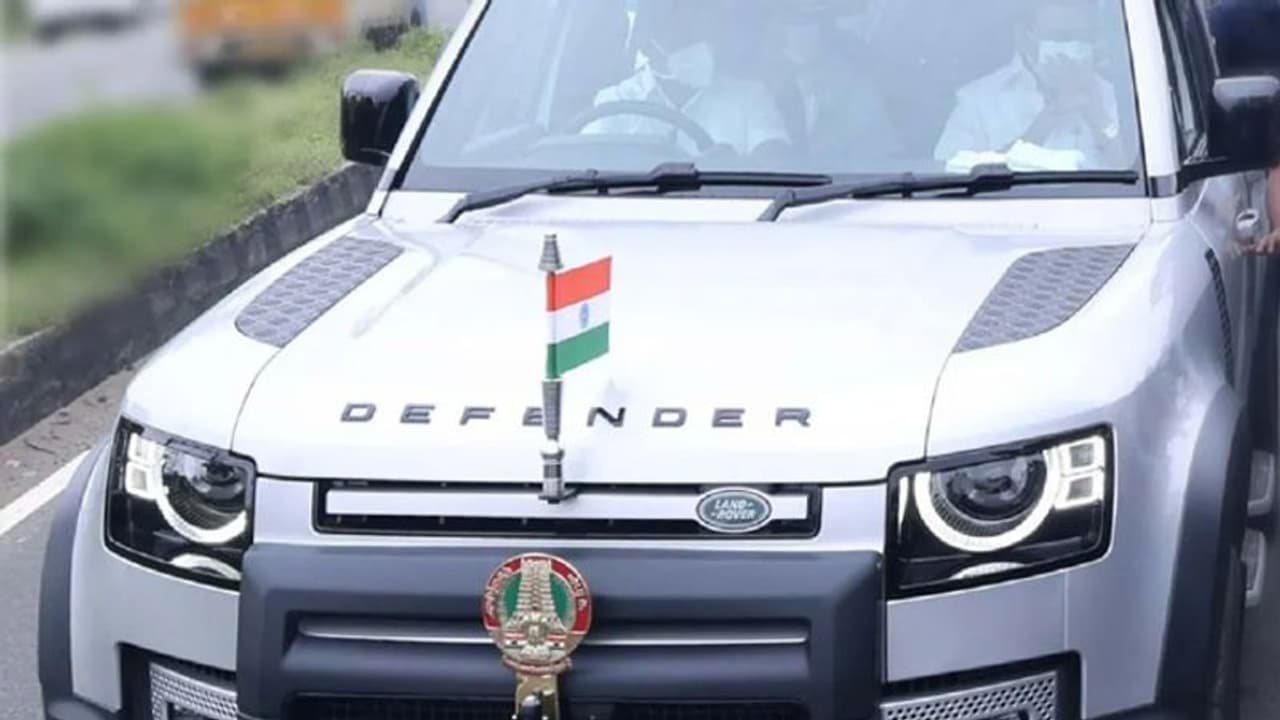  முதல்வர் கான்வாய் முன்பு பைக்கில் ஸ்டண்ட் செய்த இளைஞர்.. மடக்கி பிடித்து சரியான ஆப்பு வைத்த போலீஸ்..!