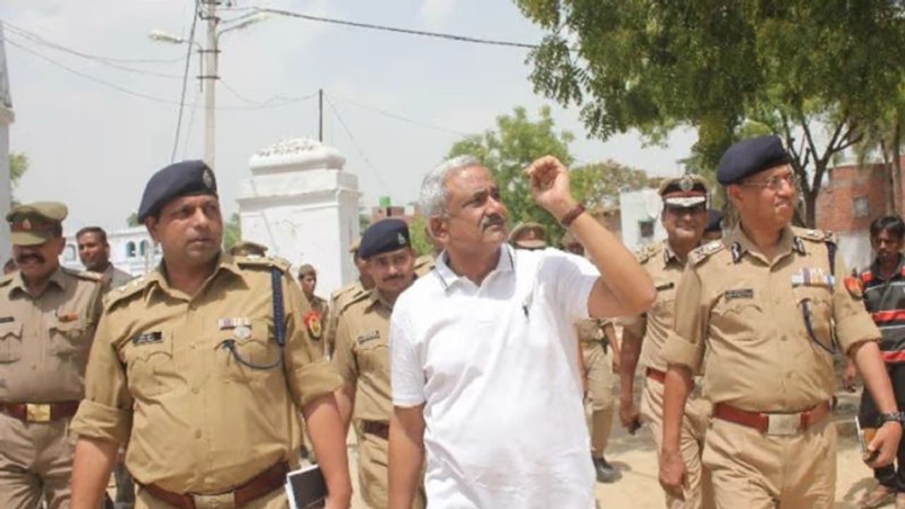 काशी विश्वनाथ धाम की तर्ज पर बांके बिहारी मंदिर में होगा भीड़ पर नियंत्रण, पूर्व DGP ने समझी व्यवस्थाएं काशी विश्वनाथ धाम की तर्ज पर बांके बिहारी मंदिर में होगा भीड़ पर नियंत्रण, पूर्व DGP ने समझी व्यवस्थाएं