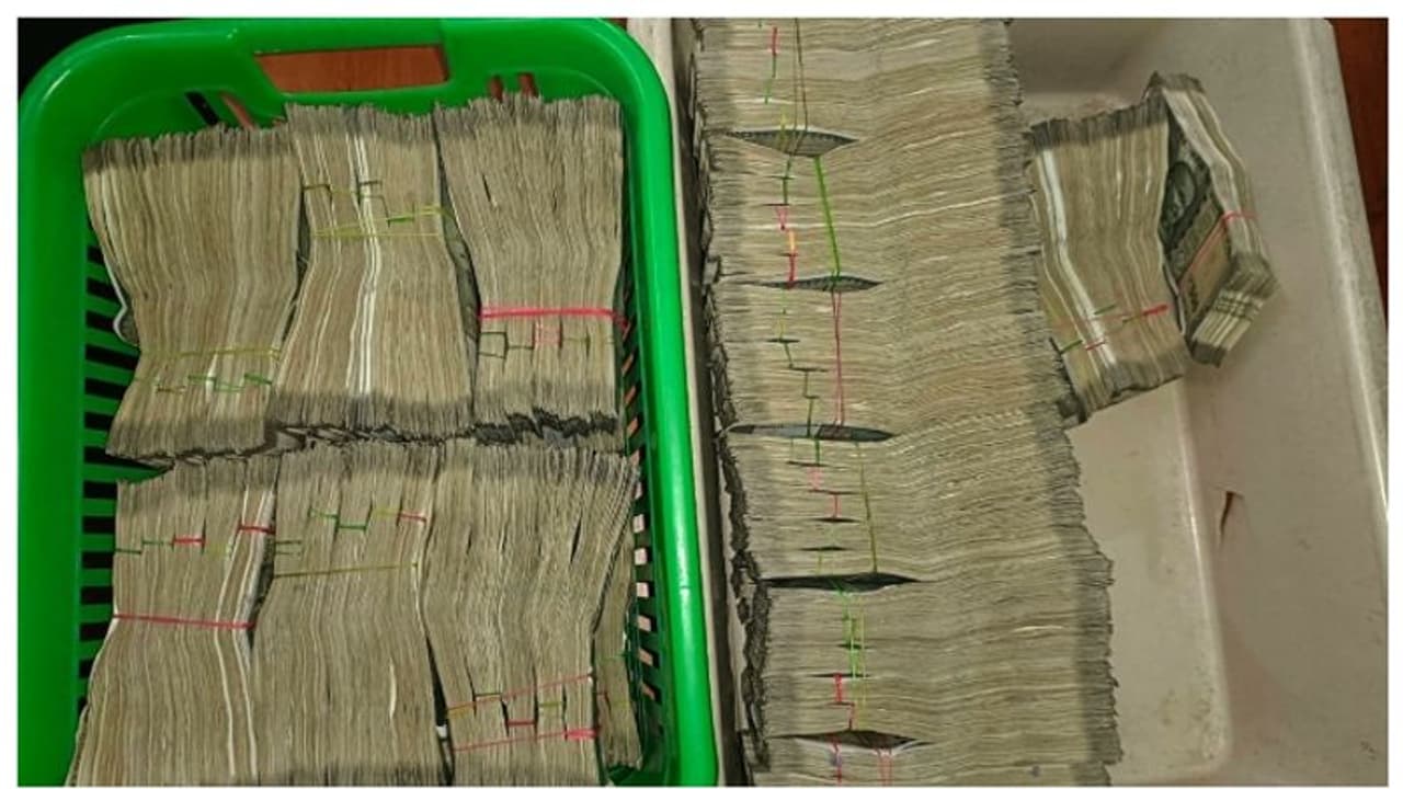 കാറിലൊളിപ്പിച്ച നിലയില്‍ 63 ലക്ഷം രൂപയുടെ കുഴൽപ്പണം, മലപ്പുറത്ത് 2 പേര്‍ പിടിയില്‍