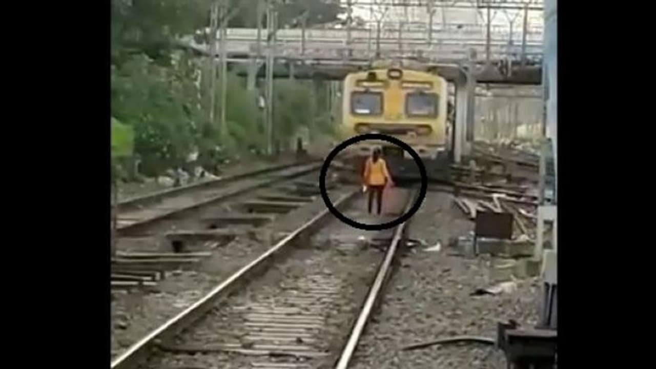 मरने के लिए युवती रेलवे ट्रैक पर ट्रेन के सामने खड़ी हो गई, मगर उससे पहले ड्राइवर ने जो किया वो मजेदार था