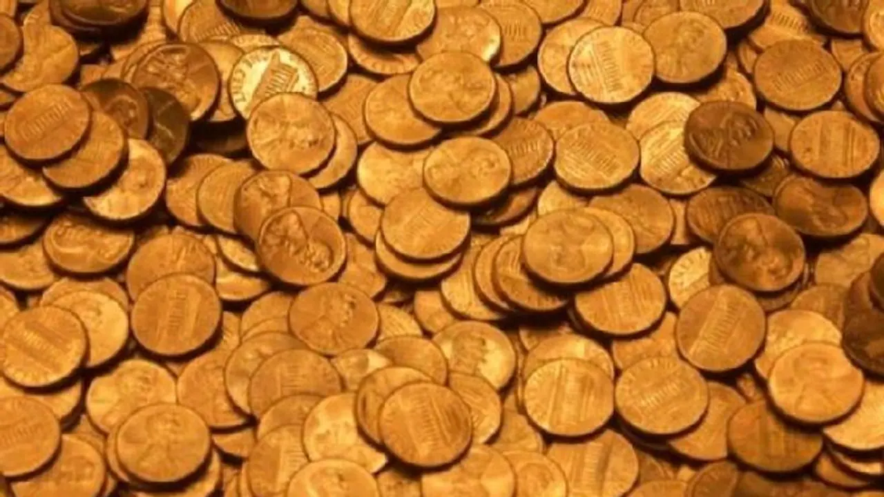 വീട് പൊളിക്കുന്നതിനിടയിൽ 60 ലക്ഷം രൂപയുടെ സ്വർണനാണയങ്ങൾ, ആരോടും പറയാതെ പങ്കിട്ടെടുത്ത് തൊഴിലാളികൾ