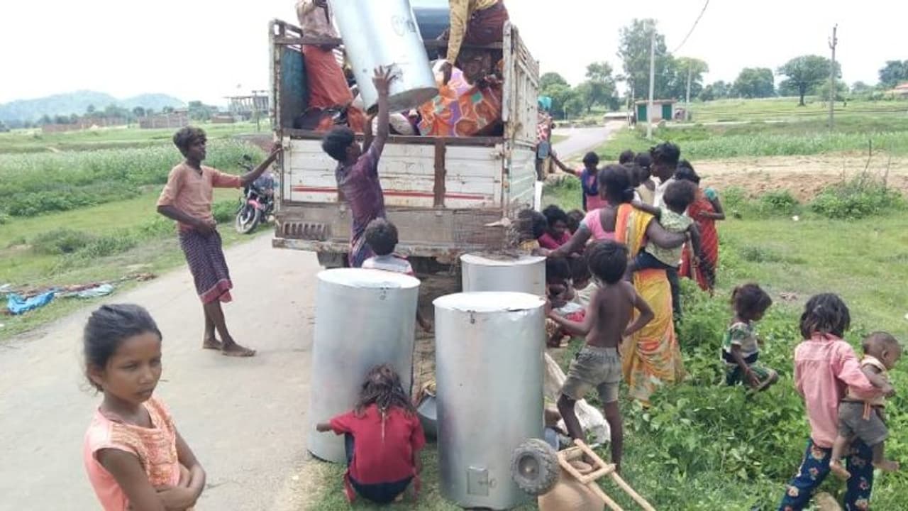 ये कैसी दबंगई: 30 साल से रह रहे 50 दलित परिवारों के घरों को उजाड़ा, जबरदस्ती गांव से खदेड़ा ये कैसी दबंगई: 30 साल से रह रहे 50 दलित परिवारों के घरों को उजाड़ा, जबरदस्ती गांव से खदेड़ा