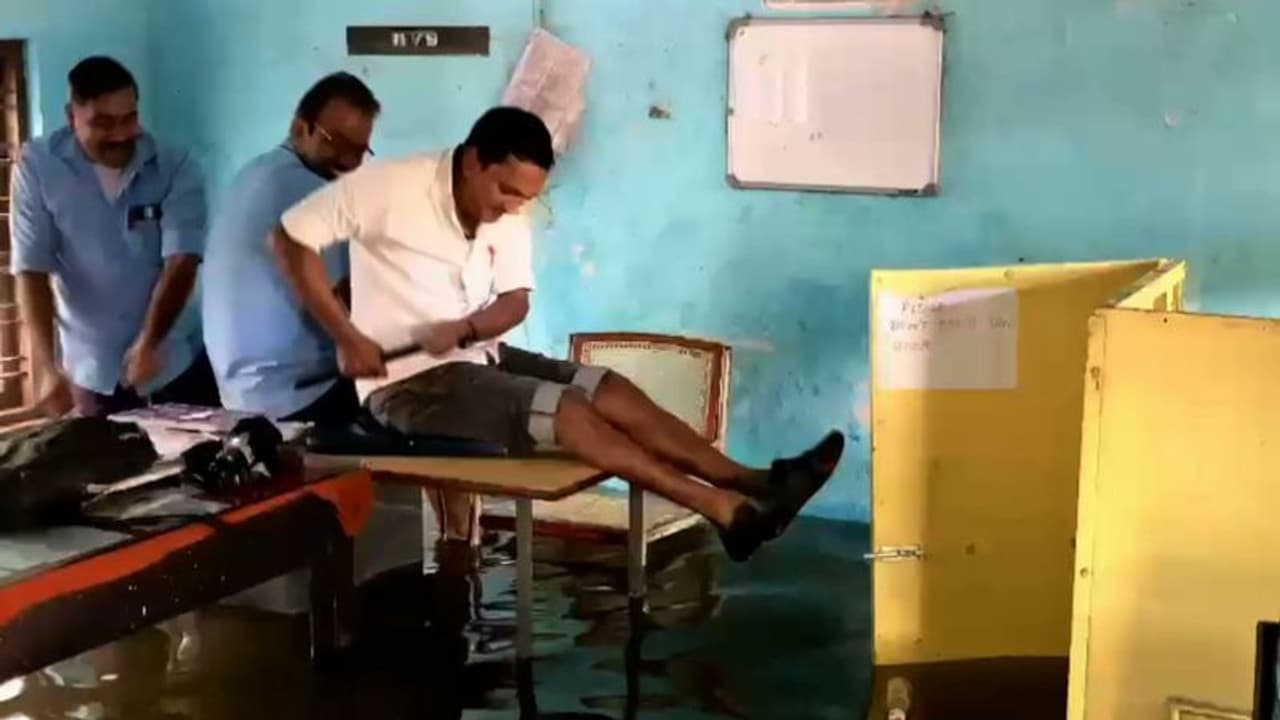 കെഎസ്ആര്ടിസി എറണാകുളം ഡിപ്പോയിൽ വീണ്ടും വെള്ളം കയറി: വഞ്ചിപ്പാട്ടുമായി ജീവനക്കാര് കെഎസ്ആര്ടിസി എറണാകുളം ഡിപ്പോയിൽ വീണ്ടും വെള്ളം കയറി: വഞ്ചിപ്പാട്ടുമായി ജീവനക്കാര്