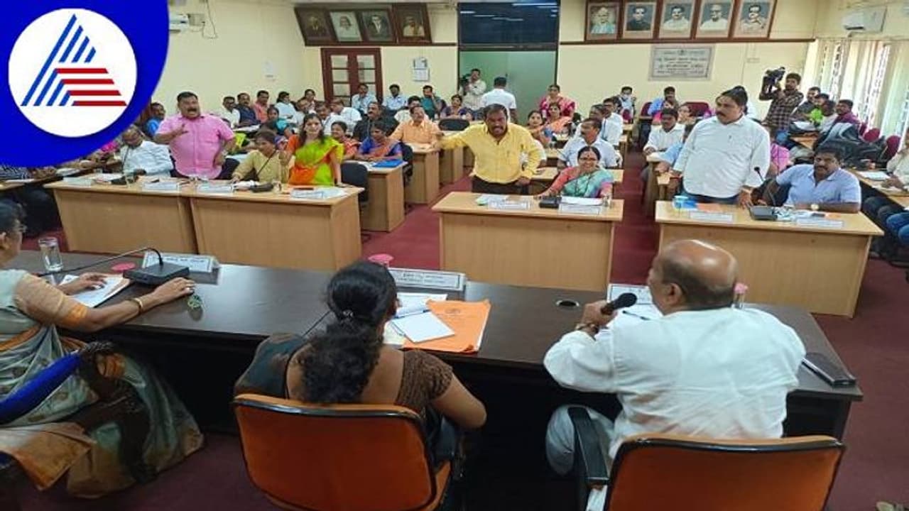 ಉಡುಪಿ: ಸಾವರ್ಕರ್ ಸರ್ಕಲ್ ನಿರ್ಮಾಣ, ನಗರಸಭೆಯಿಂದ ಮಹತ್ವದ ನಿರ್ಣಯ ಉಡುಪಿ: ಸಾವರ್ಕರ್ ಸರ್ಕಲ್ ನಿರ್ಮಾಣ, ನಗರಸಭೆಯಿಂದ ಮಹತ್ವದ ನಿರ್ಣಯ