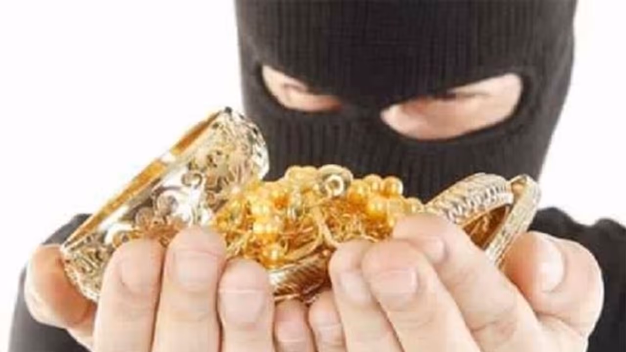 Chikkaballapura : ಎಎಸ್ಐ ಮನೇಲಿ ಗುಂಡು ಹಾರಿಸಿ ದೋಚಿದ್ದು 18 ಲಕ್ಷ ರು, ನಗ, ನಾಣ್ಯ! Chikkaballapura : ಎಎಸ್ಐ ಮನೇಲಿ ಗುಂಡು ಹಾರಿಸಿ ದೋಚಿದ್ದು 18 ಲಕ್ಷ ರು, ನಗ, ನಾಣ್ಯ!