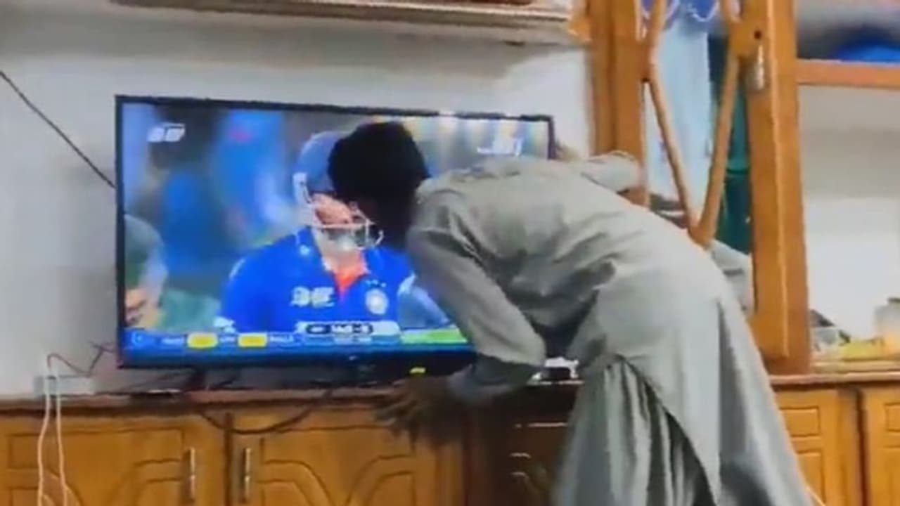 പാക്കിസ്ഥാനെതിരായ ഇന്ത്യന് വിജയം ആഘോഷിക്കാന് പാണ്ഡ്യയെ ടിവി സ്ക്രീനിലൂടെ ഉമ്മവെച്ച് അഫ്ഗാന് ആരാധകന് വീഡിയോ പാക്കിസ്ഥാനെതിരായ ഇന്ത്യന് വിജയം ആഘോഷിക്കാന് പാണ്ഡ്യയെ ടിവി സ്ക്രീനിലൂടെ ഉമ്മവെച്ച് അഫ്ഗാന് ആരാധകന് വീഡിയോ