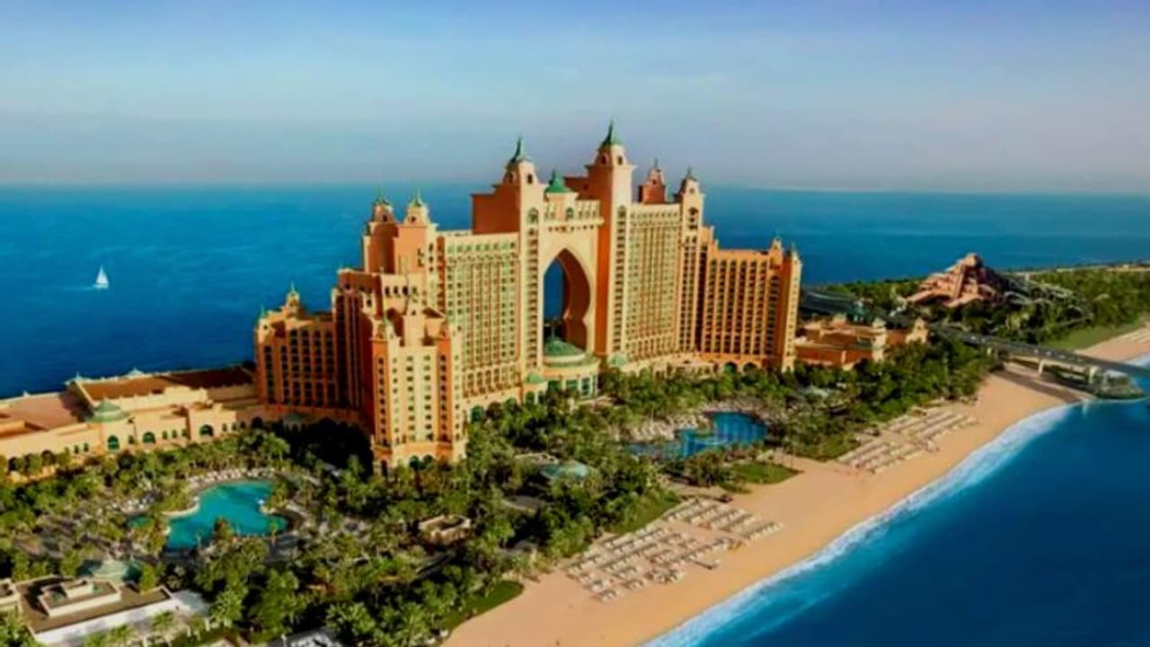 നീലക്കടലിന് നടുവിലെ കൊട്ടാരം; അനന്ത് അംബാനിയുടെ ലക്ഷ്വറി വില്ല