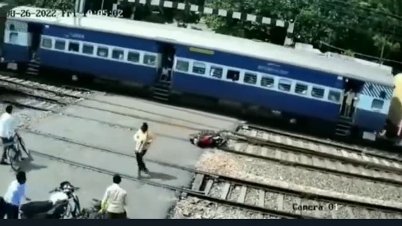 పట్టాలు దాటుతుండగా మహిళ మీదినుంచి వెళ్లిన ట్రైన్.. ఆమె ఎలా ఉందంటే.. 
