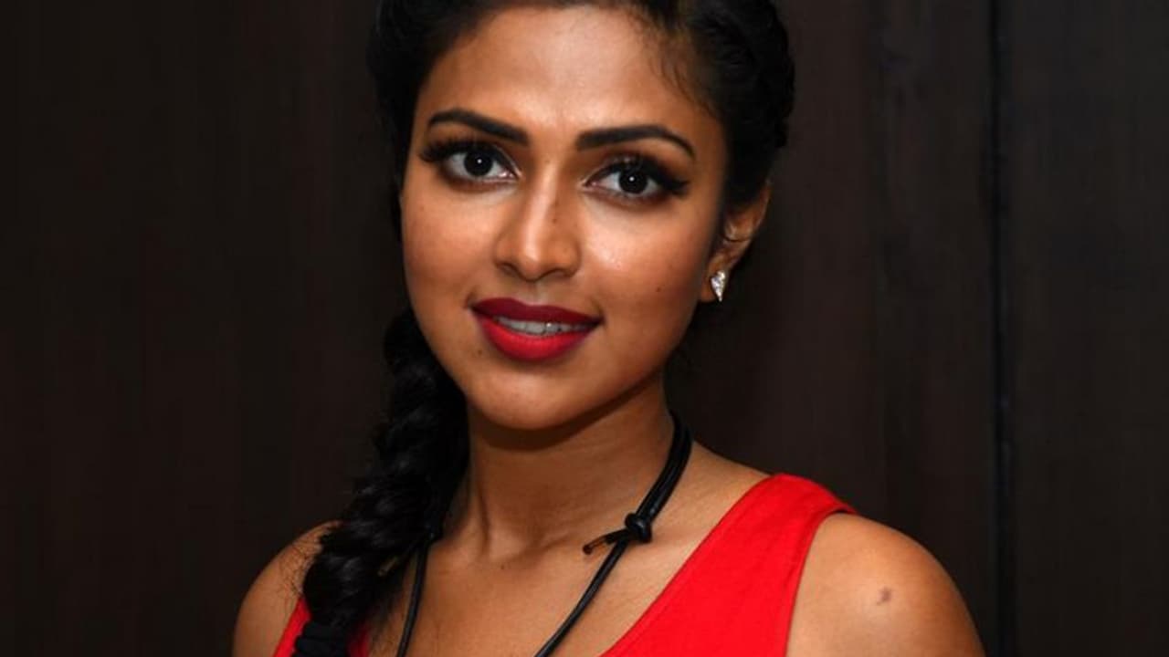 హీరోయిన్ అమలా పాల్ కి ఘోర అవమానం... ఆలయ ప్రవేశం నిరాకరించిన పూజారులు! హీరోయిన్ అమలా పాల్ కి ఘోర అవమానం... ఆలయ ప్రవేశం నిరాకరించిన పూజారులు!