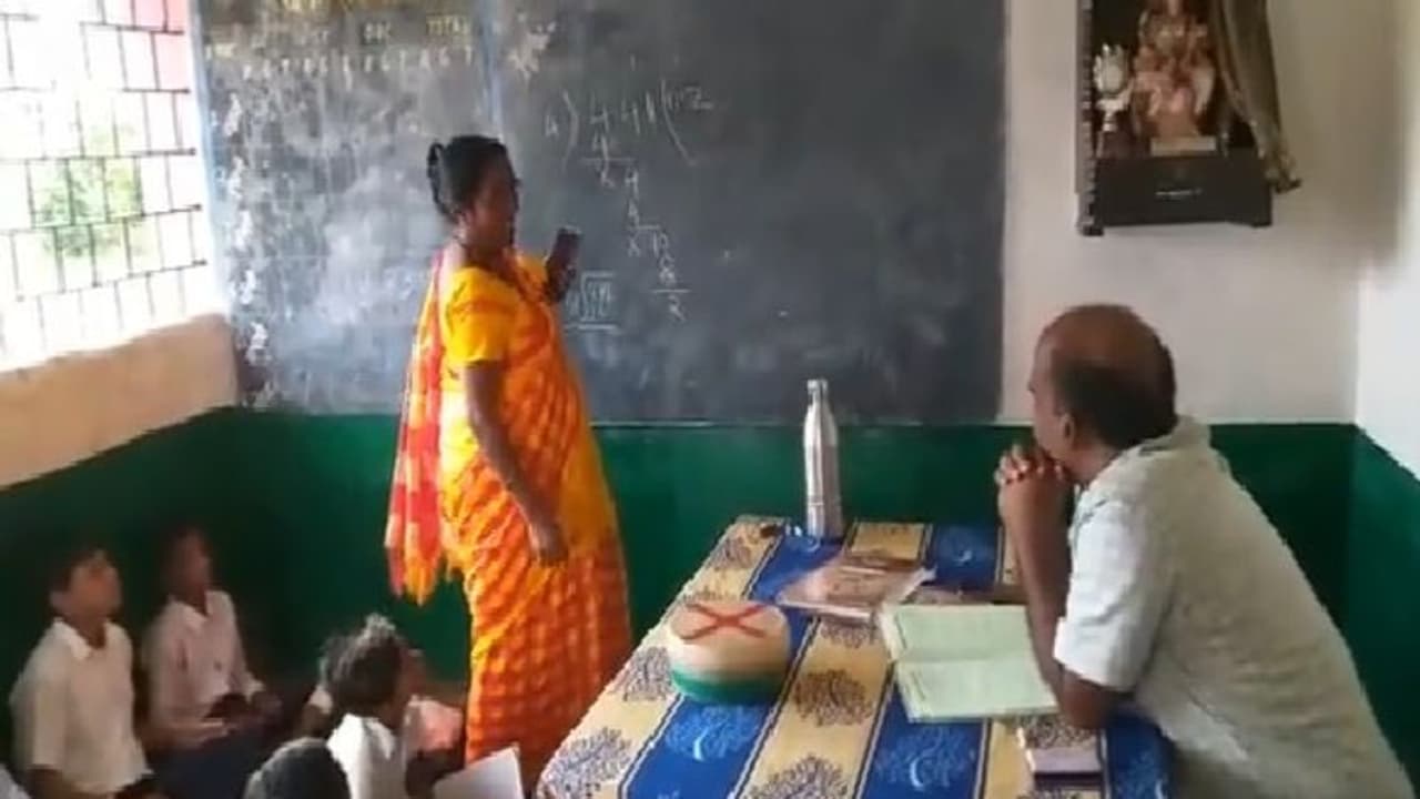 கணக்கு போட தெரியாமல் முளித்த தலைமை ஆசிரியர்… அதிரடி நடவடிக்கை எடுத்த ஆட்சியர்… வைரலாகும் வீடியோ!! கணக்கு போட தெரியாமல் முளித்த தலைமை ஆசிரியர்… அதிரடி நடவடிக்கை எடுத்த ஆட்சியர்… வைரலாகும் வீடியோ!!