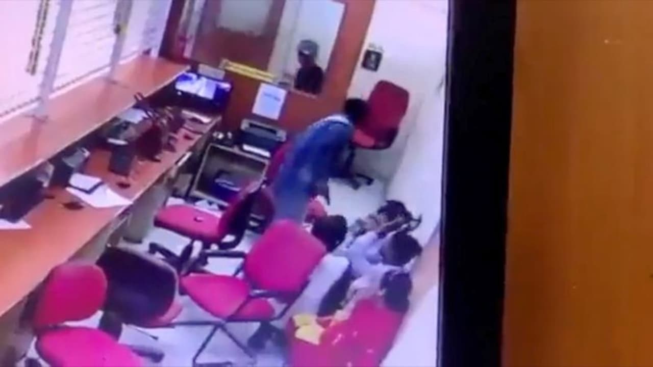 അഞ്ച് പേർ തോക്കുമായെത്തി ഭീഷണിപ്പെടുത്തി, മണപ്പുറം ഫിനാൻസ് ശാഖയിൽ നിന്ന് കൊള്ളയടിച്ചത് 24 കിലോ സ്വർണവും പണവും അഞ്ച് പേർ തോക്കുമായെത്തി ഭീഷണിപ്പെടുത്തി, മണപ്പുറം ഫിനാൻസ് ശാഖയിൽ നിന്ന് കൊള്ളയടിച്ചത് 24 കിലോ സ്വർണവും പണവും