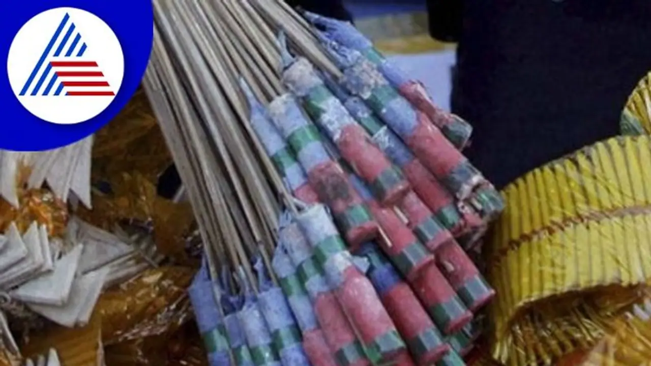 ಗಜೇಂದ್ರಗಡದಲ್ಲಿ ಎಗ್ಗಿಲ್ಲದೆ ನಡೆದಿದೆ ಅಕ್ರಮ ಪಟಾಕಿ ಮಾರಾಟ ಗಜೇಂದ್ರಗಡದಲ್ಲಿ ಎಗ್ಗಿಲ್ಲದೆ ನಡೆದಿದೆ ಅಕ್ರಮ ಪಟಾಕಿ ಮಾರಾಟ