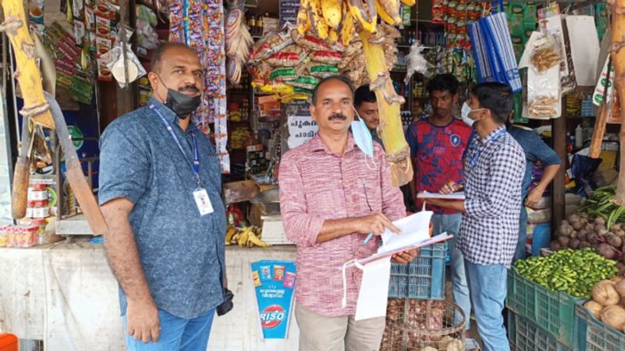 ഓണത്തിന് ജനത്തെ 'പിഴിയരുത്', വയനാട്ടില്‍ വ്യാപാര സ്ഥാപനങ്ങളില്‍ പരിശോധന; 38 കടകള്‍ക്ക് നോട്ടീസ് 