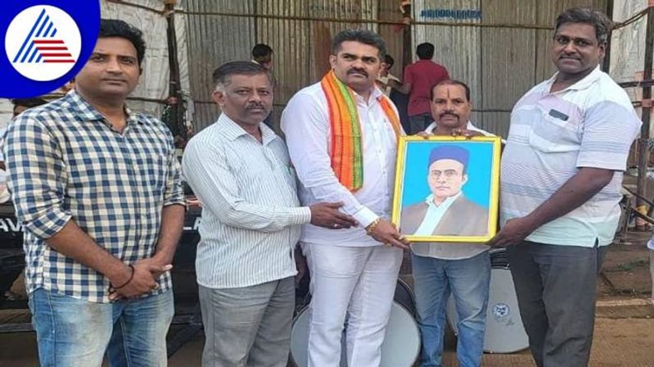 ಐತಿಹಾಸಿಕ ಬೆಳಗಾವಿ ಗಣೇಶೋತ್ಸವ: ಗಣೇಶ ಮಂಟಪಗಳಿಗೆ ಸಾವರ್ಕರ್ ಭಾವಚಿತ್ರ ವಿತರಣೆ