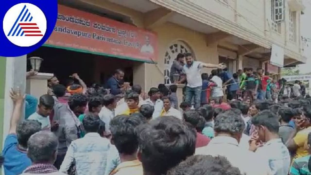 ಫ್ರೀ ಗಣೇಶನಿಗಾಗಿ ಮುಗಿಬಿದ್ದ ಜನ: ಮಂಡ್ಯದಲ್ಲಿ ನೂಕುನುಗ್ಗಲು..! ಫ್ರೀ ಗಣೇಶನಿಗಾಗಿ ಮುಗಿಬಿದ್ದ ಜನ: ಮಂಡ್ಯದಲ್ಲಿ ನೂಕುನುಗ್ಗಲು..!