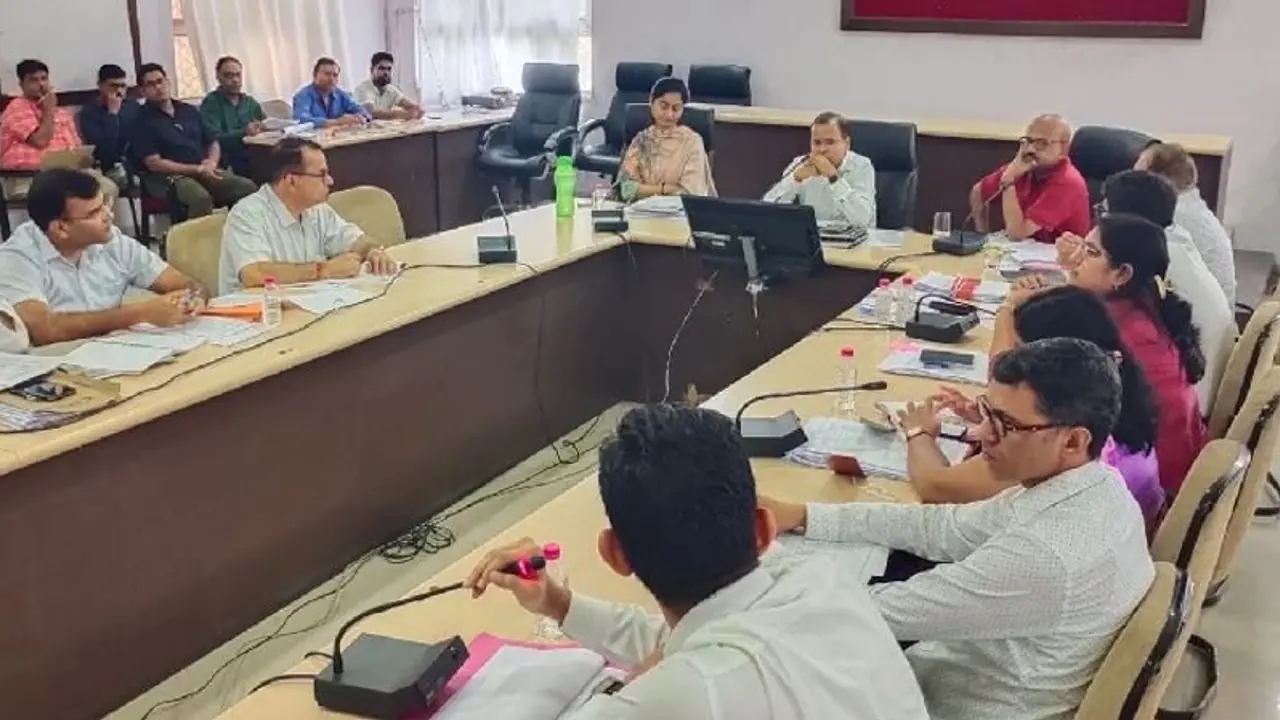 मीटिंग में ऐसा क्या पहनकर पहुंचे गए तहसीलदार, कलेक्टर ने देखते ही कहा बाहर निकलो...देना पड़ा नौकरी से इस्तीफा मीटिंग में ऐसा क्या पहनकर पहुंचे गए तहसीलदार, कलेक्टर ने देखते ही कहा बाहर निकलो...देना पड़ा नौकरी से इस्तीफा