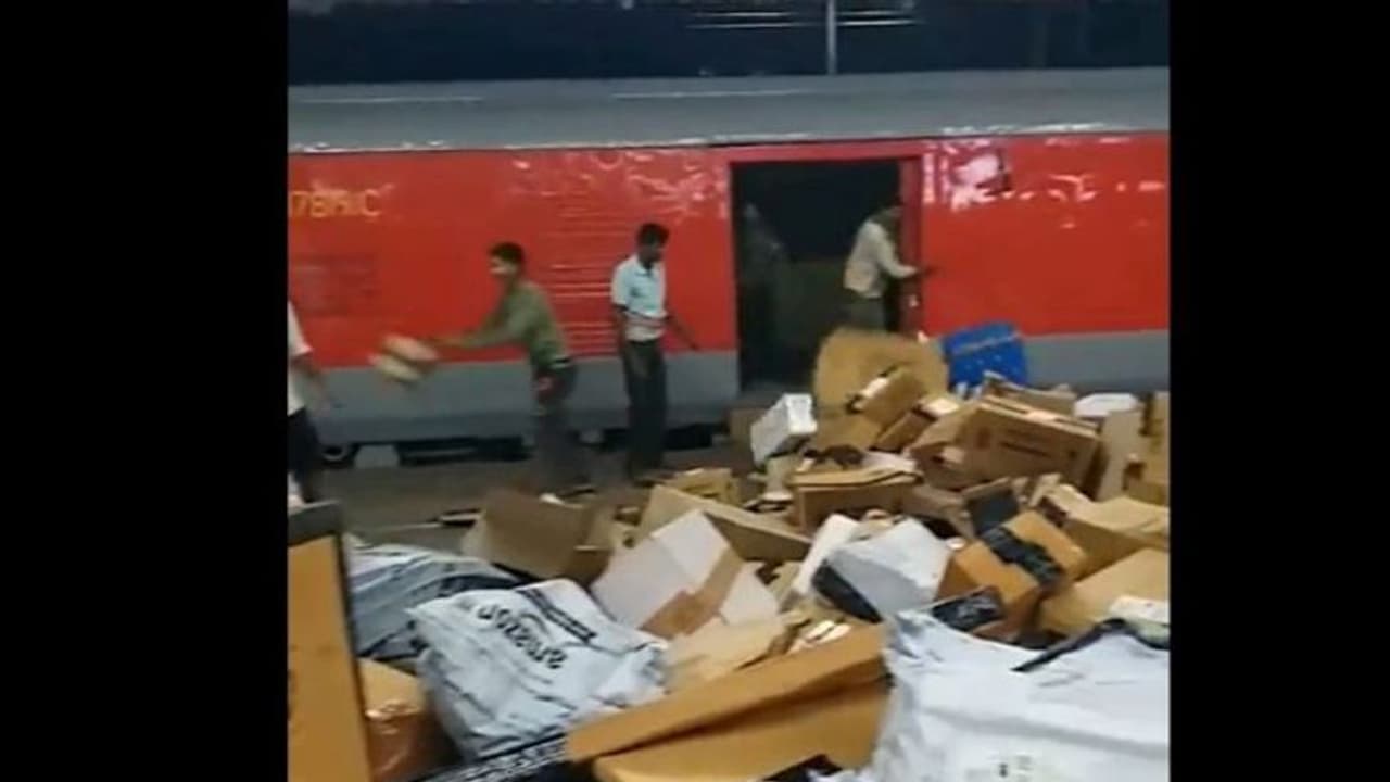 प्लेटफॉर्म पर कर्मचारी पार्सल के साथ कर रहे थे ऐसा काम, वीडियो वायरल हुआ तो रेलवे को देनी पड़ी सफाई प्लेटफॉर्म पर कर्मचारी पार्सल के साथ कर रहे थे ऐसा काम, वीडियो वायरल हुआ तो रेलवे को देनी पड़ी सफाई