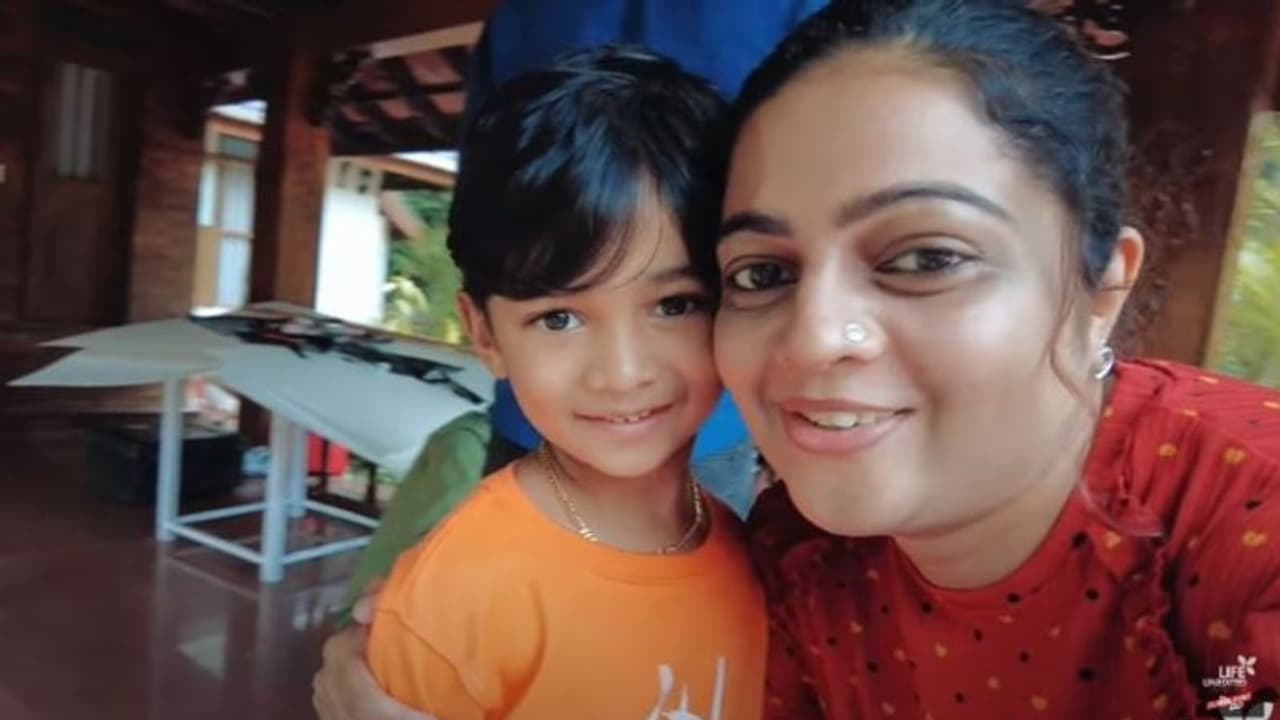 മടങ്ങിയെത്താനൊരുങ്ങി 'ചക്കപ്പഴം'; ലൊക്കേഷന് വിശേഷങ്ങളുമായി അശ്വതി ശ്രീകാന്ത് മടങ്ങിയെത്താനൊരുങ്ങി 'ചക്കപ്പഴം'; ലൊക്കേഷന് വിശേഷങ്ങളുമായി അശ്വതി ശ്രീകാന്ത്