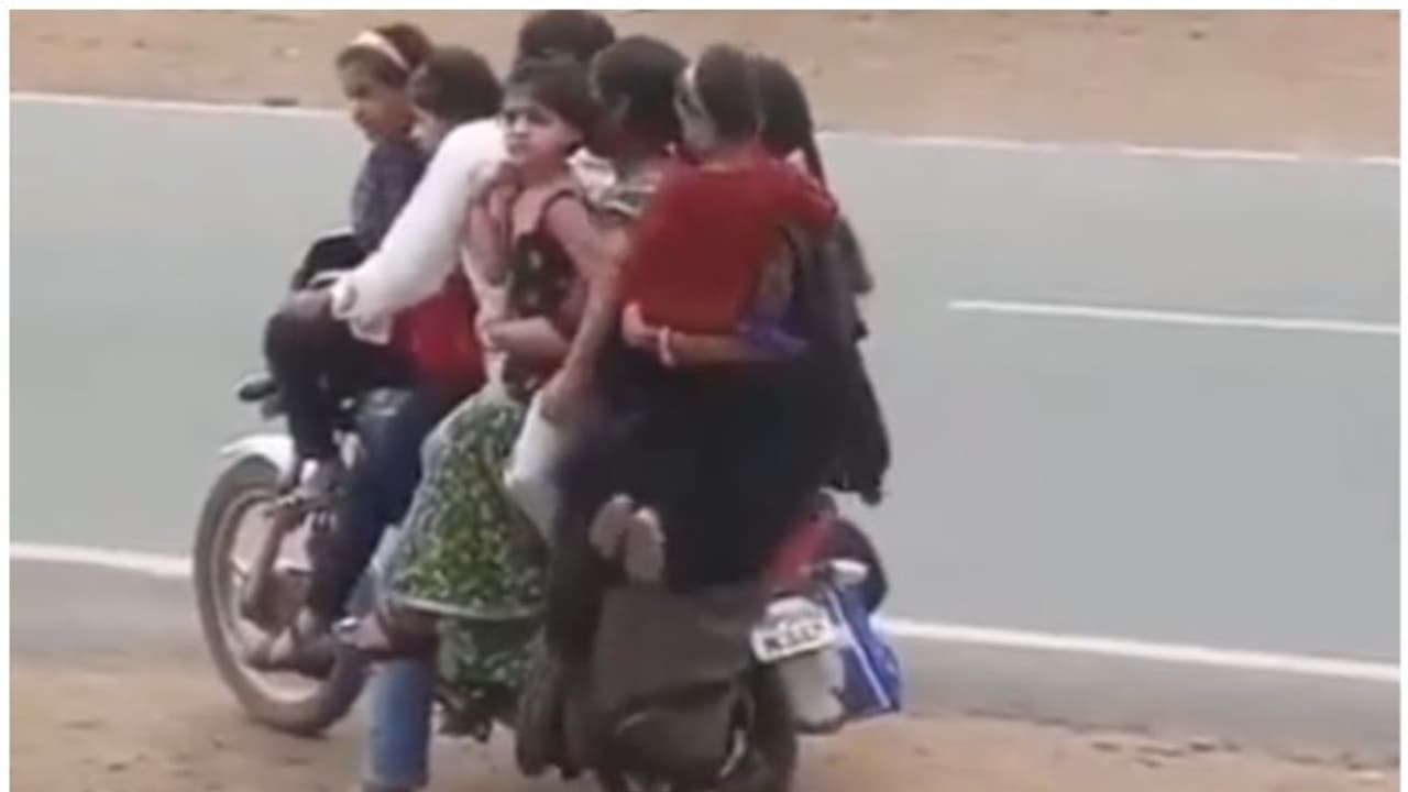 ఒకే బైక్ పై ఏడుగురి ప్రయాణం.. ఆ కుటుంబ సభ్యుల వీడియోపై నెట్టింట్లో రచ్చ.. (వీడియో) ఒకే బైక్ పై ఏడుగురి ప్రయాణం.. ఆ కుటుంబ సభ్యుల వీడియోపై నెట్టింట్లో రచ్చ.. (వీడియో)