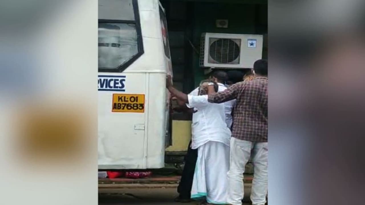 'ആംബുലൻസുകൾ ഗതാഗതയോഗ്യമെന്ന് ഉറപ്പു വരുത്തണം'; ആംബുലൻസിൽ രോഗി കുടുങ്ങിയ സംഭവത്തിൽ ഇടപെട്ട് മനുഷ്യാവകാശ കമ്മീഷൻ 'ആംബുലൻസുകൾ ഗതാഗതയോഗ്യമെന്ന് ഉറപ്പു വരുത്തണം'; ആംബുലൻസിൽ രോഗി കുടുങ്ങിയ സംഭവത്തിൽ ഇടപെട്ട് മനുഷ്യാവകാശ കമ്മീഷൻ