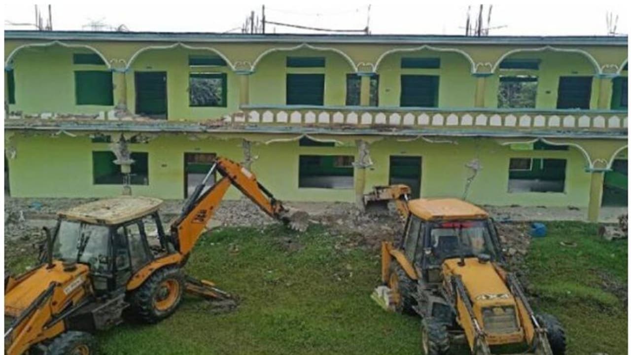 അധ്യാപകന്‍റെ അറസ്റ്റും റെയ്ഡും, പിന്നാലെ എട്ട് ബുള്‍ഡോസറുകളെത്തി; മറ്റൊരു മദ്രസ കൂടെ പൊളിച്ച് അസം സര്‍ക്കാ‌ർ