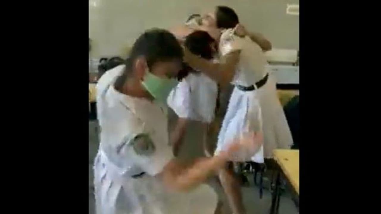 क्लासरूम में स्कूली गर्ल्स की कैट फाइट, बाल पकड़ लिए तो छोड़े नहीं..देखें VIDEO क्लासरूम में स्कूली गर्ल्स की कैट फाइट, बाल पकड़ लिए तो छोड़े नहीं..देखें VIDEO