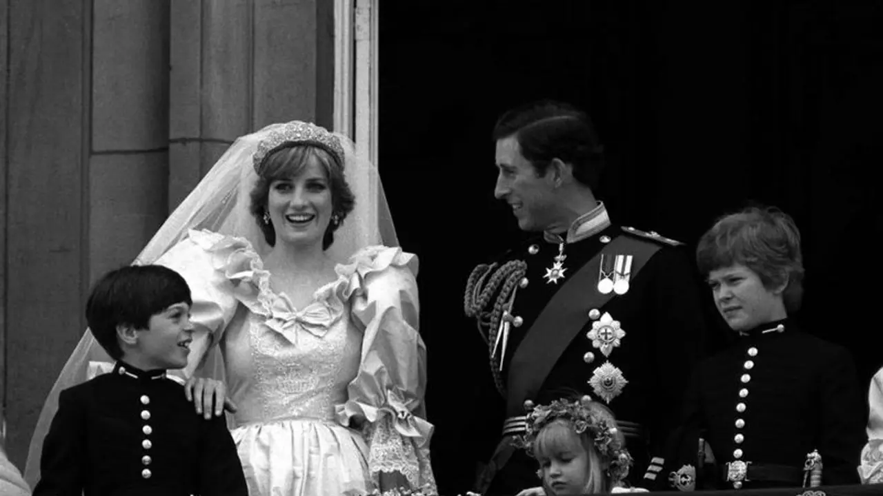 41యేళ్ల కిందటి కింగ్ ఛార్లెస్ వివాహం నాటి కేకు ముక్క వేలానికి.. 41యేళ్ల కిందటి కింగ్ ఛార్లెస్ వివాహం నాటి కేకు ముక్క వేలానికి..