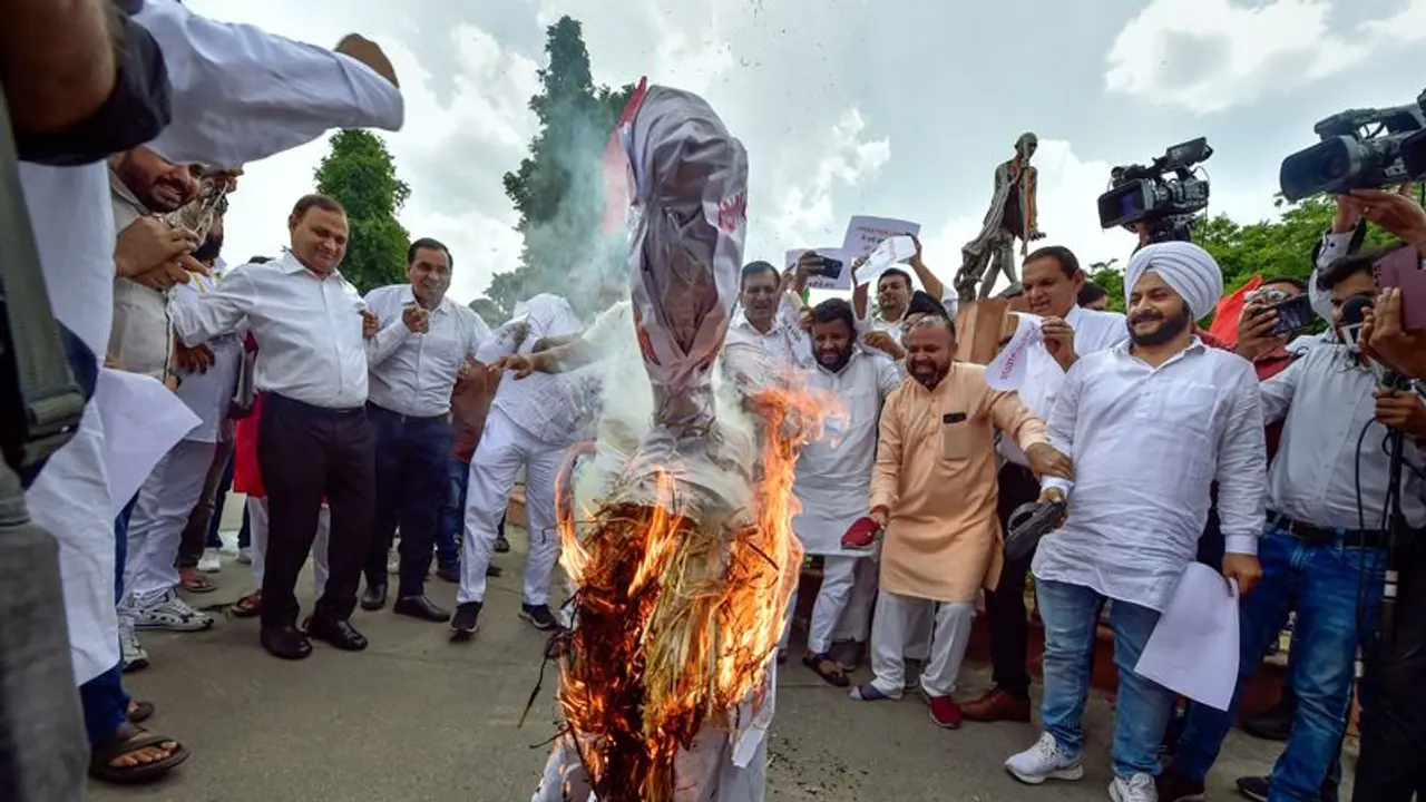 Delhi: AAP MLAs seek CBI probe into BJP's alleged 'Operation Lotus'; burn effigy during protest Delhi: AAP MLAs seek CBI probe into BJP's alleged 'Operation Lotus'; burn effigy during protest