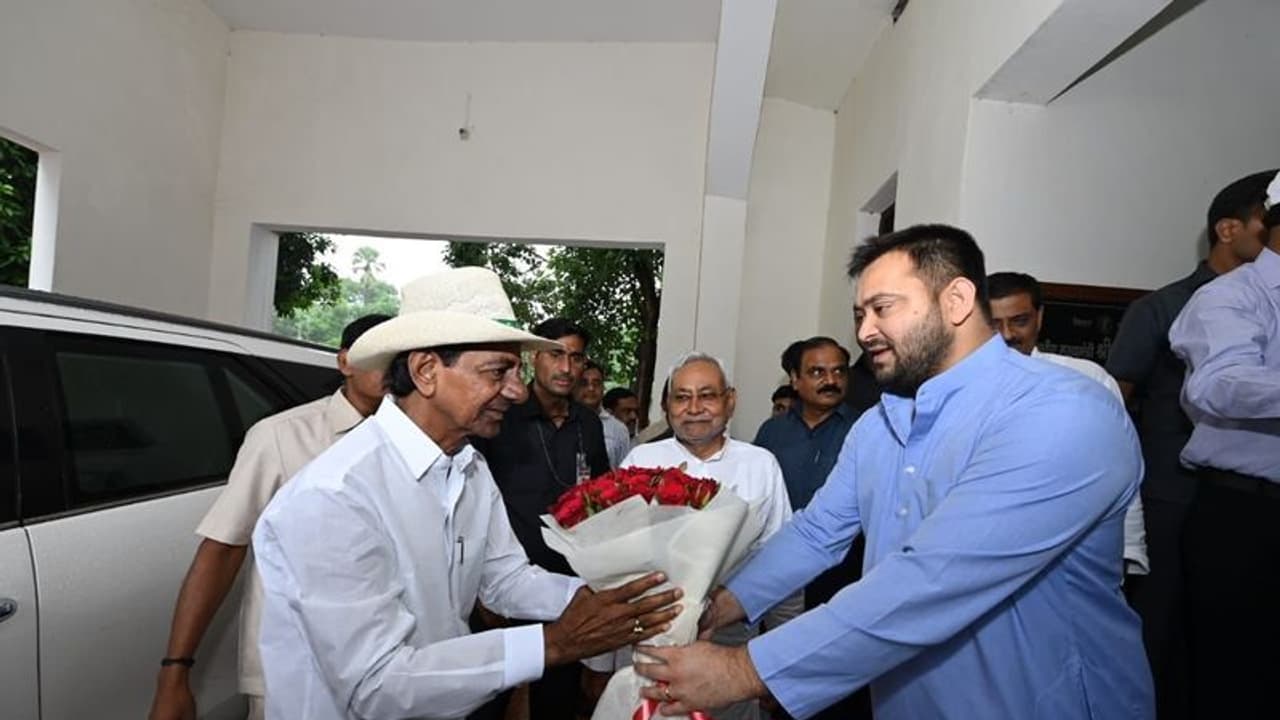 బీహర్ కార్మికులు తెలంగాణ అభివృద్దికి ప్రతినిధులు: కేసీఆర్ బీహర్ కార్మికులు తెలంగాణ అభివృద్దికి ప్రతినిధులు: కేసీఆర్