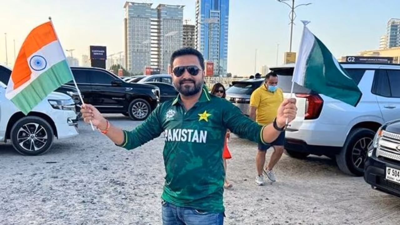 ഏഷ്യാ കപ്പില് പാക്കിസ്ഥാന്റെ ജേഴ്സി ധരിച്ചു ഇന്ത്യാ പാക് മത്സരം കണ്ട് വൈറലായ യുപി സ്വദേശിക്ക് ഭീഷണി ഏഷ്യാ കപ്പില് പാക്കിസ്ഥാന്റെ ജേഴ്സി ധരിച്ചു ഇന്ത്യാ പാക് മത്സരം കണ്ട് വൈറലായ യുപി സ്വദേശിക്ക് ഭീഷണി