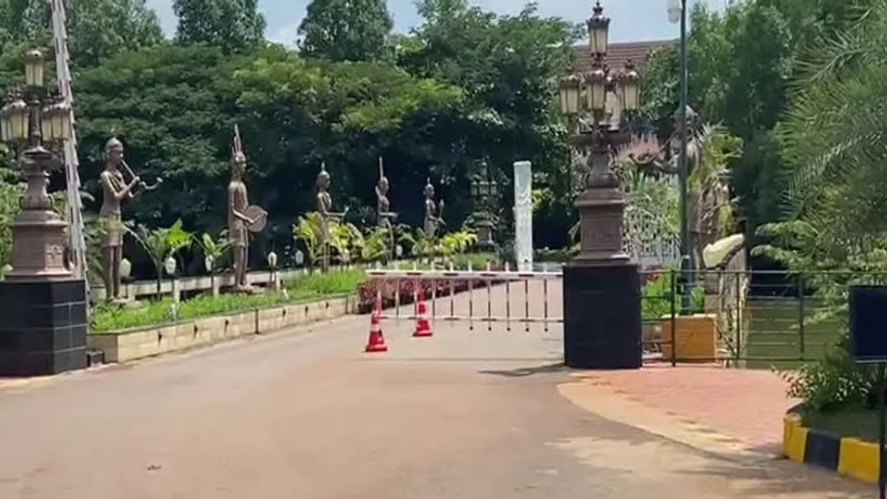 झारखंड सियासी संकट: रायपुर रिसॉर्ट में नजरबंद हुए CM सोरोन के 31 विधायक, किसी से बात करने की अनुमति नहीं झारखंड सियासी संकट: रायपुर रिसॉर्ट में नजरबंद हुए CM सोरोन के 31 विधायक, किसी से बात करने की अनुमति नहीं