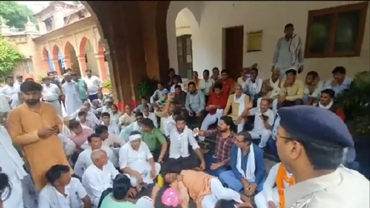 मेरठ कमिश्नरी में ट्रैक्टर लेकर घुसे त्यागी समाज के लोग, पुलिसकर्मियों से भी हुई नोकझोंक मेरठ कमिश्नरी में ट्रैक्टर लेकर घुसे त्यागी समाज के लोग, पुलिसकर्मियों से भी हुई नोकझोंक